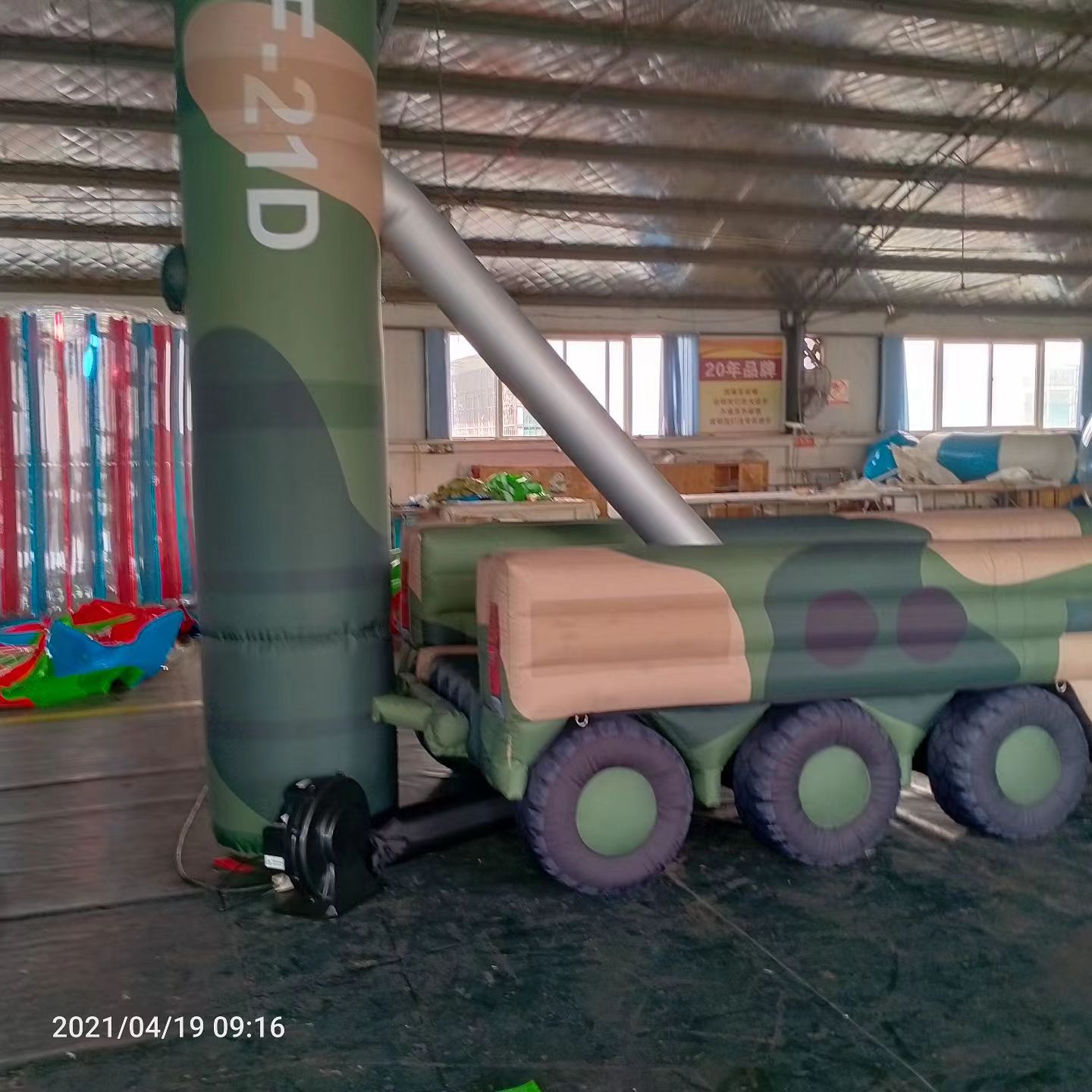 亳州军事演习中的充气目标车辆：模拟发射车雷达车坦克飞机